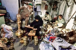 Kerajinan Tangan Tidak Dikerjakan Oleh Pengrajin Tangan