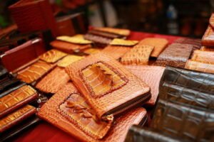 Elegansi Tak Tergantikan: Keindahan Kerajinan Souvenir Kulit